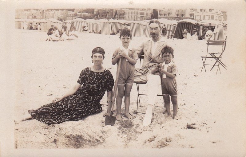 Germaine Serruau, Gaston Foucher et leurs enfants Claude et Robert - Trouville 1923