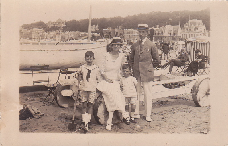 Germaine Serruau, Gaston Foucher et leurs enfants Claude et Robert - Trouville Août 1924